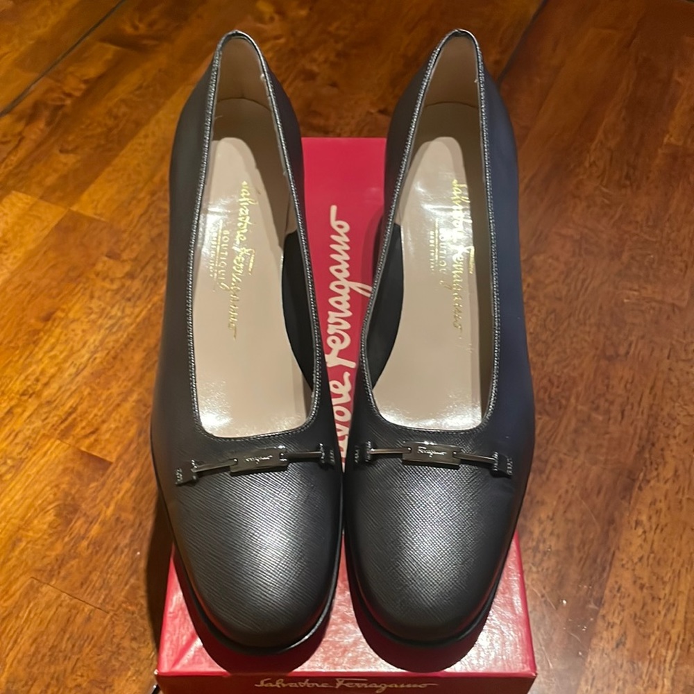 Salvatore Ferragamo Boutique, Pebble Calf, Ladies 10AA Black, Rare find!!